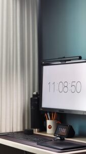 Jak efektywnie zorganizować przestrzeń do pracy w domu, aby zwiększyć produktywność i komfort